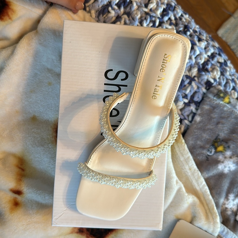 Never worn! Low heel Pearl shoes in white size 9